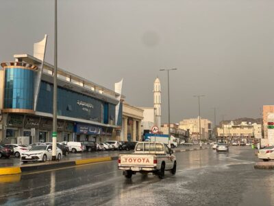 بأصوات الرعد والبرق.. الأمطار تنعش أجواء العاصمة المقدسة