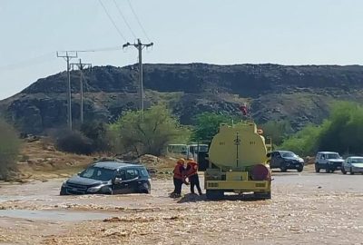 الدفاع المدني بمحافظة رابغ تنقذ شخصًا احتجز في سيل داخل مركبة