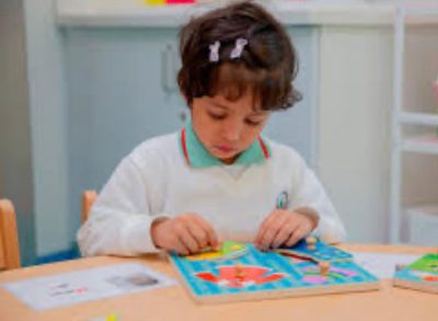 تعلم اللغات في مرحلة الطفولة المبكرة.. جدلية تربوية بين رأيين والبلوي تؤكد : يؤثر إيجابًا على الدماغ