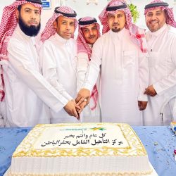 محافظ الحجرة يستقبل المهنئين بالعيد ويزور المرضى