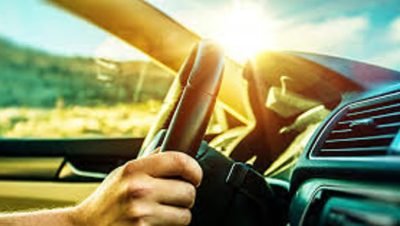 «الصحة»: 5 طرق لتجنب الإصابة بحرارة الشمس أثناء قيادة السيارات بالصيف