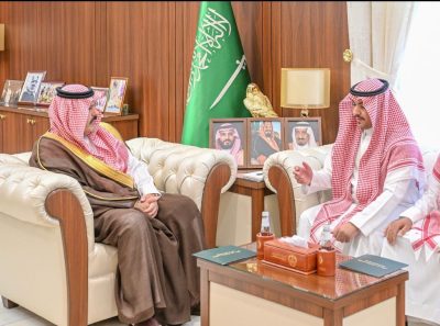 ‏الأمير عبدالعزيز بن سعد يتسلم الكتيب الخاص ببرنامج “إطلالة من حائل” الذي عُرض على قناة سعودي 24  خلال شهر رمضان