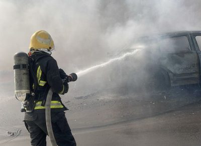 الدفاع المدني بالرياض يخمد حريقاً في مركبة بحي النزهة.. ولا إصابات