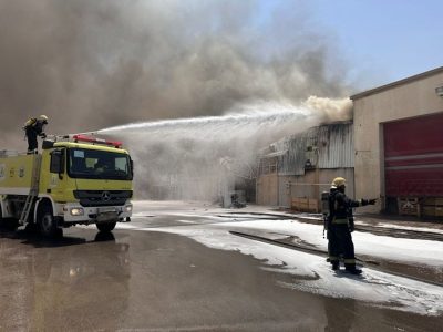 الدفاع المدني بالرياض يخمد حريقاً في ورشتين بحي السلي