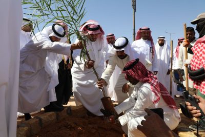 ضمن مبادرة ” أرض القصيم خضراء” بلدية محافظة الأسياح تزرع 5630 شجرة