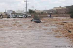 مواطنو  الحناكية ينقذون شاباً من الغرق بعد أن علق بسيارته بوادي الحناكية