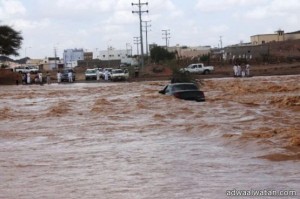 مواطن ينقذ شاباً علق بسيارته بوادي الحناكية